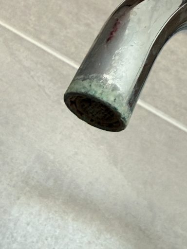 Robinet en métal avec des traces de corrosion à l'extrémité.